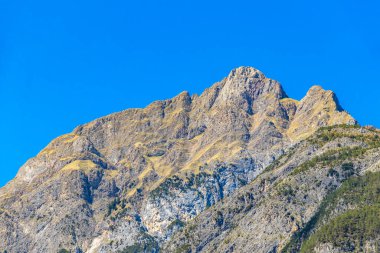 Landeck Bölgesi Landeck Tyrol Avusturya 'da dağ zirvesi manzarası orman kayaları ve mavi gökyüzü.