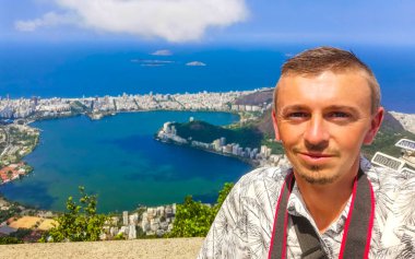 Rio de Janeiro Panorama Manzaralı Yakışıklı Adam Plaj Sahili Sahili Dağları Tropik Orman ve Rio de Janeiro Brezilya 'da Mavi Bulutlu Gökyüzü.