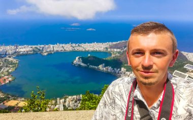 Rio de Janeiro Panorama Manzaralı Yakışıklı Adam Plaj Sahili Sahili Dağları Tropik Orman ve Rio de Janeiro Brezilya 'da Mavi Bulutlu Gökyüzü.
