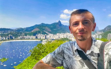 Rio de Janeiro Panorama Manzaralı Yakışıklı Adam Plaj Sahili Sahili Dağları Tropik Orman ve Rio de Janeiro Brezilya 'da Mavi Bulutlu Gökyüzü.