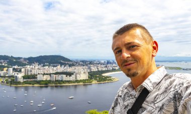 Rio de Janeiro Panorama Manzaralı Yakışıklı Adam Plaj Sahili Sahili Dağları Tropik Orman ve Rio de Janeiro Brezilya 'da Mavi Bulutlu Gökyüzü.