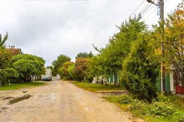 Brest Brest Bölgesi Belarus 27. Eylül 2020 Sonbahar yağmurlu şehir merkezi caddesi turuncu sarı yapraklar ve yağmurla Leninskiy Rayon Brest Bölgesi Belarus.