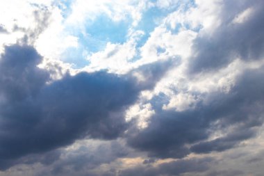 Leninskiy Rayon Brest Bölgesi Belarus 'ta mavi ve sisli bulutlu bir gökyüzü..