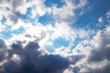 Leninskiy Rayon Brest Bölgesi Belarus 'ta mavi ve sisli bulutlu bir gökyüzü..