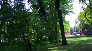 Brest Brest Bölgesi Belarus 20. Eylül 2020 Brest City Parkı 'nda Yürüyüş yeşil doğa çiçekleri sanat yürüyüşü insanları ve Leninskiy Rayon Brest Belarus' taki manzara.