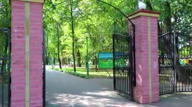 Brest Brest Bölgesi Belarus 20. Eylül 2020 Leninskiy Rayon Brest Belarus 'taki Brest City Park yeşil doğa sanat ve peyzajını imzalamak için giriş kapısına giriyoruz..