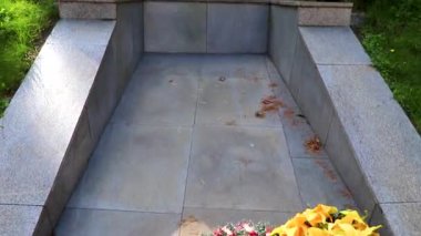 Brest Brest Bölgesi Belarus 20. Eylül 2020 Brest City Park yeşil doğa ve çiçek heykeli heykel figürü Leninskiy Rayon Brest Belarus.