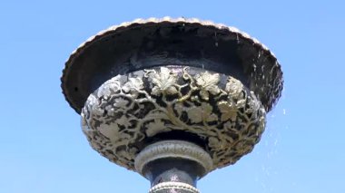 Brest Brest Bölgesi Belarus 20. Eylül 2020 Leninskiy Rayon Brest Belarus 'ta çiçek süslemeleriyle süslü şehir çeşmesi.