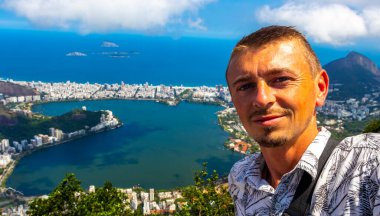 Rio de Janeiro Panorama Manzaralı Yakışıklı Adam Plaj Sahili Sahili Dağları Tropik Orman ve Rio de Janeiro Brezilya 'da Mavi Bulutlu Gökyüzü.