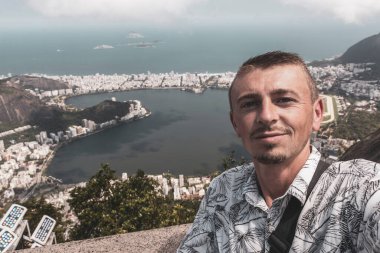 Rio de Janeiro Panorama Manzaralı Yakışıklı Adam Plaj Sahili Sahili Dağları Tropik Orman ve Rio de Janeiro Brezilya 'da Mavi Bulutlu Gökyüzü.