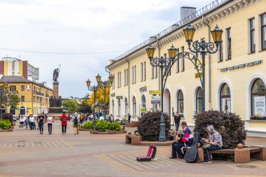 Brest Brest Bölgesi Belarus 26. Eylül 2020 Tipik Belarus Turist Caddesi ve sanat insanlarının Leninskiy Rayon Brest Belarus 'ta restoran ve mağazalar inşa ettiği park.