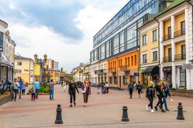 Brest Brest Bölgesi Belarus 26. Eylül 2020 Tipik Belarus Turist Caddesi ve sanat insanlarının Leninskiy Rayon Brest Belarus 'ta restoran ve mağazalar inşa ettiği park.