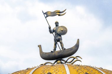 Brest Brest Bölgesi Belarus 26. Eylül 2020 Tipik Belarus Turist Caddesi ve Brest Belarus 'ta demir viking bayrak ve metal bronz heykel heykel heykel heykeli ile park.