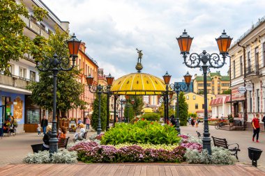 Brest Brest Bölgesi Belarus 26. Eylül 2020 Tipik Belarus Turist Caddesi ve sanat insanlarının Leninskiy Rayon Brest Belarus 'ta restoran ve mağazalar inşa ettiği park.