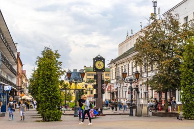 Brest Brest Bölgesi Belarus 26. Eylül 2020 Tipik Belarus Turist Caddesi ve sanat insanlarının Leninskiy Rayon Brest Belarus 'ta restoran ve mağazalar inşa ettiği park.