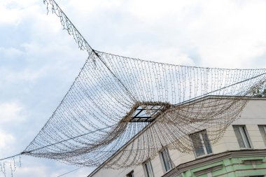 Brest Brest Bölgesi Belarus 26. Eylül 2020 Tipik Belarus Turist Caddesi ve Leninskiy Rayon Brest Belarus 'ta açık hava peri ışıkları ve çelenkleri ile park.