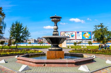 Brest Brest Bölgesi Belarus 20. Eylül 2020 Leninskiy Rayon Brest Belarus 'ta aslan süslemeleriyle süslü şehir çeşmesi.