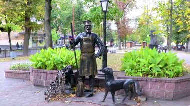 Brest Brest Bölgesi Belarus 26. Eylül 2020 Tipik Belarus Turist Caddesi ve Brest Belarus 'ta süpürge ve köpek metali bronz heykel heykeli heykeli olan bir adamla park.