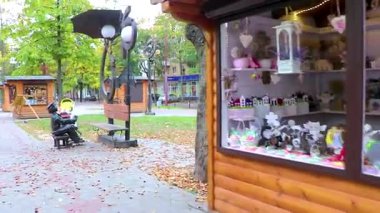 Brest Brest Bölgesi Belarus 26. Eylül 2020 Tipik Belarus Turist Caddesi ve sanat insanlarının Leninskiy Rayon Brest Belarus 'ta restoran ve mağazalar inşa ettiği park.