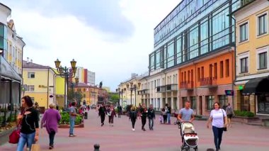 Brest Brest Bölgesi Belarus 26. Eylül 2020 Tipik Belarus Turist Caddesi ve sanat insanlarının Leninskiy Rayon Brest Belarus 'ta restoran ve mağazalar inşa ettiği park.