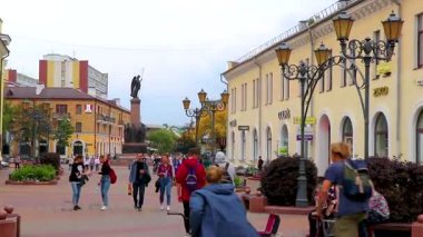 Brest Brest Bölgesi Belarus 26. Eylül 2020 Tipik Belarus Turist Caddesi ve sokak müzisyenleriyle park. Sanatçılar Leninskiy Rayon Brest Belarus 'ta restoran ve mağaza inşa ediyorlar..