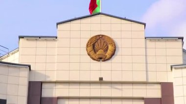 Brest Brest Bölgesi Belarus 20. Eylül 2020 Belarus bayrağı ve heykeli Leninskiy Rayon Brest Belarus 'ta şehir sokaklarında bulunan Dom Pravosudiya adliyesi..