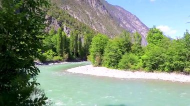Turkuaz mavi ve yeşil nehir buharı ve taşlı şelale hanı. Çimen ağaçları, doğa ve dağ manzarası Alpler Zams Landeck Tyrol Avusturya 'da..