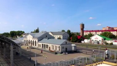 Brest Brest Bölgesi Belarus 2020 Brest Merkez Tren İstasyonu. Tren vagonları, Leninskiy Rayon Brest Belarus 'taki yaya köprüsünü ve binaları izliyor..