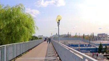 Brest Brest Bölgesi Belarus 2020 Brest Merkez Tren İstasyonu. Tren vagonları, Leninskiy Rayon Brest Belarus 'taki yaya köprüsünü ve binaları izliyor..