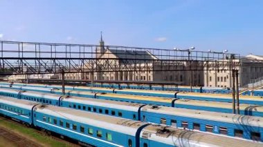 Brest Brest Bölgesi Belarus 20. Eylül 2020 Brest Central tren istasyonunda tren vagonları Leninskiy Rayon Brest Belarus 'taki yaya köprüsü ve binaları takip ediyor..