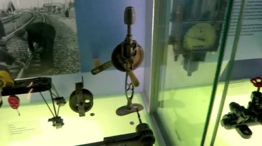 Brest Brest Bölgesi Belarus 20. Eylül 2020 Klasik antika antika tren koleksiyoncuları buharlı lokomotif madalyaları ve Belarus Demiryolu Mühendislik Müzesi 'nde ödüller.