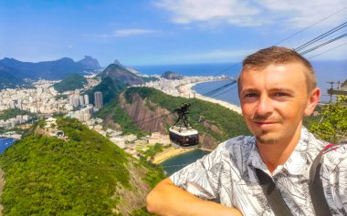 Rio de Janeiro Panorama Manzaralı Yakışıklı Adam Plaj Sahili Sahili Dağları Tropik Orman ve Rio de Janeiro Brezilya 'da Mavi Bulutlu Gökyüzü.