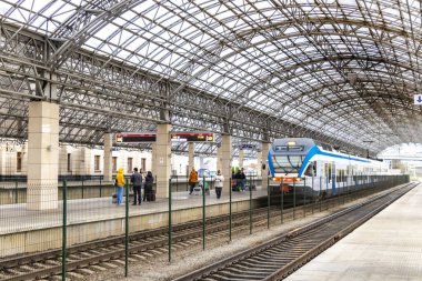 Brest Brest Bölgesi Belarus 27. Eylül 2020 Brest Central tren istasyonunda tren vagonları Leninskiy Rayon Brest Belarus 'taki yaya köprüsü ve binaları takip ediyor..
