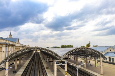 Brest Brest Bölgesi Belarus 26. Eylül 2020 Brest Central tren istasyonunda tren vagonları Leninskiy Rayon Brest Belarus 'taki yaya köprüsü ve binaları takip ediyor..