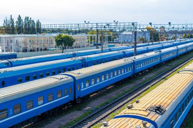 Brest Brest Bölgesi Belarus 20. Eylül 2020 Brest Central tren istasyonunda tren vagonları Leninskiy Rayon Brest Belarus 'taki yaya köprüsü ve binaları takip ediyor..