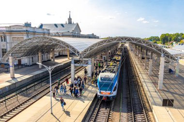 Brest Brest Bölgesi Belarus 20. Eylül 2020 Brest Central tren istasyonunda tren vagonları Leninskiy Rayon Brest Belarus 'taki yaya köprüsü ve binaları takip ediyor..