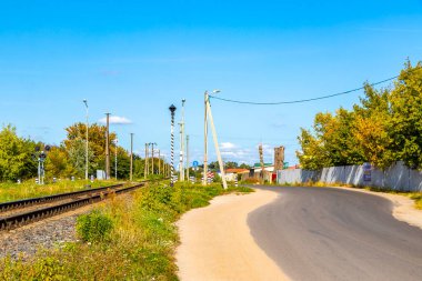 Demiryolu, Belarus Belarus 'un Leninskiy Rayon Brest İlçe Brest Bölgesi' ndeki köy şehir yolunda demiryolu geçidini izliyor..
