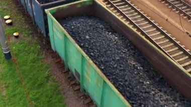 Brest Brest Bölgesi Belarus 2020 Brest Merkez Tren İstasyonu. Tren vagonları, Leninskiy Rayon Brest Belarus 'taki yaya köprüsünü ve binaları izliyor..