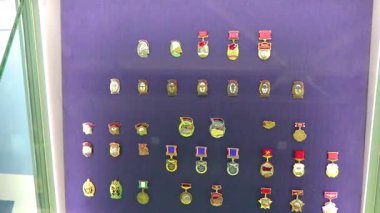 Brest Brest Bölgesi Belarus 20. Eylül 2020 Klasik antika antika tren koleksiyoncuları buharlı lokomotif madalyaları ve Belarus Demiryolu Mühendislik Müzesi 'nde ödüller.