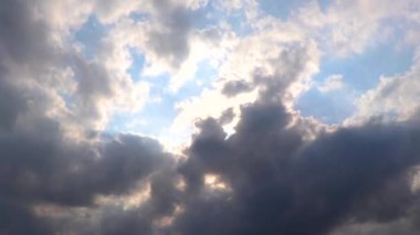 Brest Brest Bölgesi Belarus 2020 Brest Merkez Tren İstasyonu. Tren vagonları, Leninskiy Rayon Brest Belarus 'taki yaya köprüsünü ve binaları izliyor..