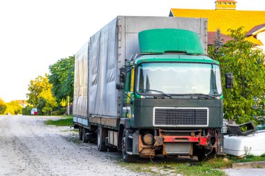 Brest Brest Bölgesi Belarus 19. Eylül 2020 Leninskiy Rayon Brest Belarus 'taki köy yolu üzerindeki eski hasarlı yeşil kamyon.