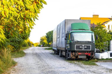 Brest Brest Bölgesi Belarus 19. Eylül 2020 Leninskiy Rayon Brest Belarus 'taki köy yolu üzerindeki eski hasarlı yeşil kamyon.