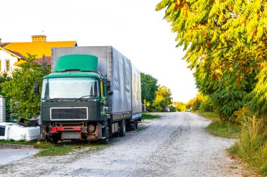 Brest Brest Bölgesi Belarus 19. Eylül 2020 Leninskiy Rayon Brest Belarus 'taki köy yolu üzerindeki eski hasarlı yeşil kamyon.