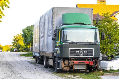 Brest Brest Bölgesi Belarus 19. Eylül 2020 Leninskiy Rayon Brest Belarus 'taki köy yolu üzerindeki eski hasarlı yeşil kamyon.