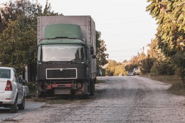 Brest Brest Bölgesi Belarus 19. Eylül 2020 Leninskiy Rayon Brest Belarus 'taki köy yolu üzerindeki eski hasarlı yeşil kamyon.