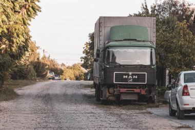 Brest Brest Bölgesi Belarus 19. Eylül 2020 Leninskiy Rayon Brest Belarus 'taki köy yolu üzerindeki eski hasarlı yeşil kamyon.