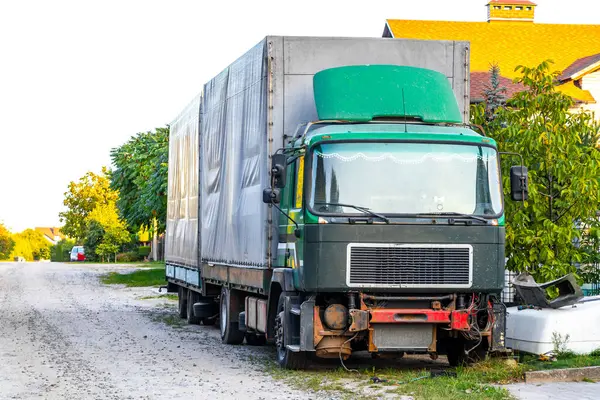 Brest Brest Bölgesi Belarus 19. Eylül 2020 Leninskiy Rayon Brest Belarus 'taki köy yolu üzerindeki eski hasarlı yeşil kamyon.