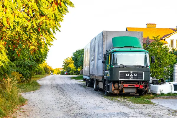 Brest Brest Bölgesi Belarus 19. Eylül 2020 Leninskiy Rayon Brest Belarus 'taki köy yolu üzerindeki eski hasarlı yeşil kamyon.
