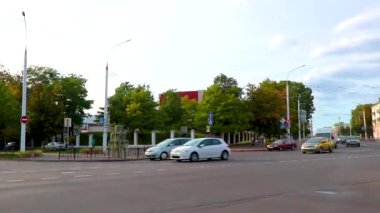 Brest Brest Bölgesi Belarus 20. Eylül 2020 Ploshchad Lenina Lenin Meydanı şehir caddesi ve bronz heykel anıtı Leninskiy Rayon Brest Belarus.