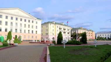 Brest Brest Bölgesi Belarus 20. Eylül 2020 Ploshchad Lenina Lenin Meydanı şehir caddesi ve bronz heykel anıtı Leninskiy Rayon Brest Belarus.